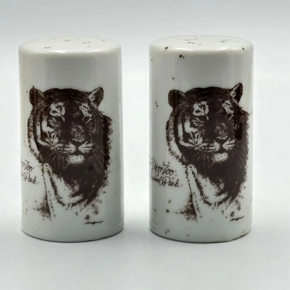 SP149-San Diego Zoo and Wild Animal Park Tiger Salt and Pepper Set Made in Japan